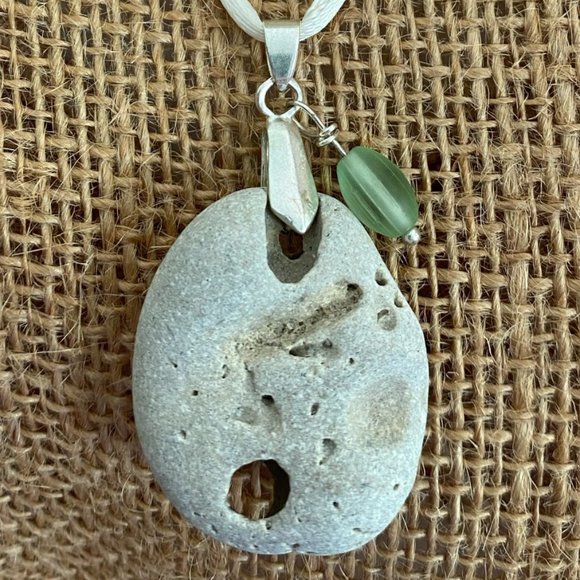 Hagstone Necklace, carved jadeite beads - Picture 3 of 6